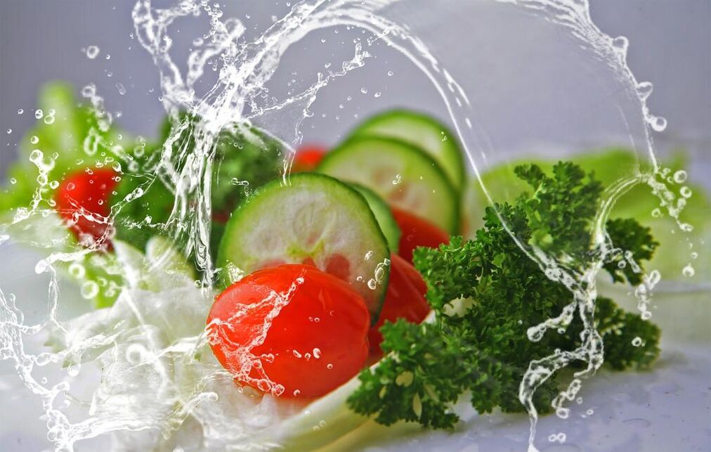 Thực phẩm và nước lành mạnh là yếu tố quan trọng cần thiết để giảm cân