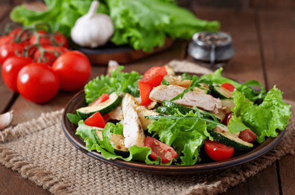 Salad với thịt gà và rau củ là lựa chọn tuyệt vời cho bữa tối nhẹ sau khi tập luyện. 