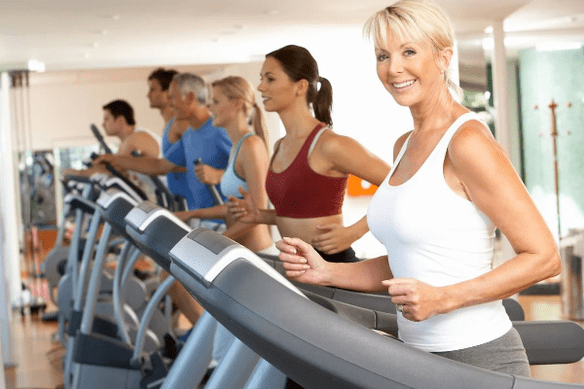 Tập cardio trên máy chạy bộ sẽ giúp bạn giảm cân ở vùng bụng và hai bên