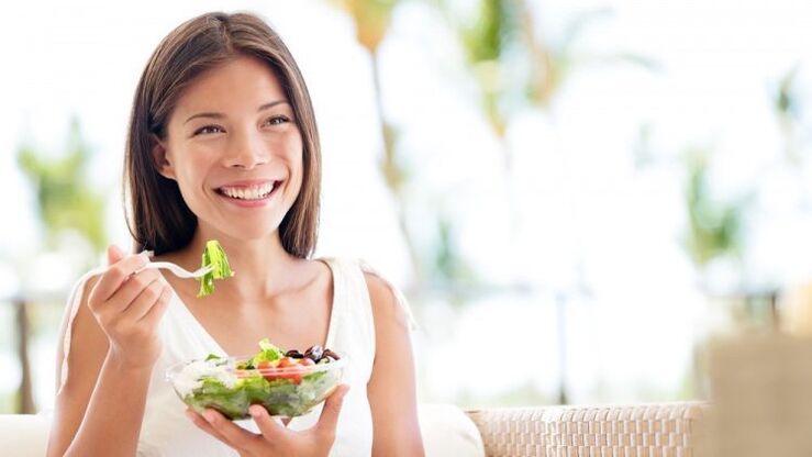 ăn salad rau để giảm cân