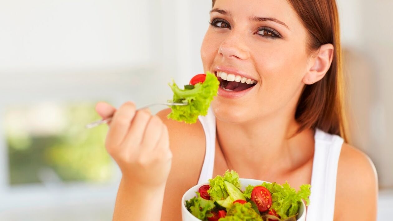 ăn salad xanh trong chế độ ăn kiêng lười biếng