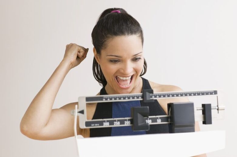 người phụ nữ hạnh phúc khi giảm cân bằng chế độ ăn kiêng maggi